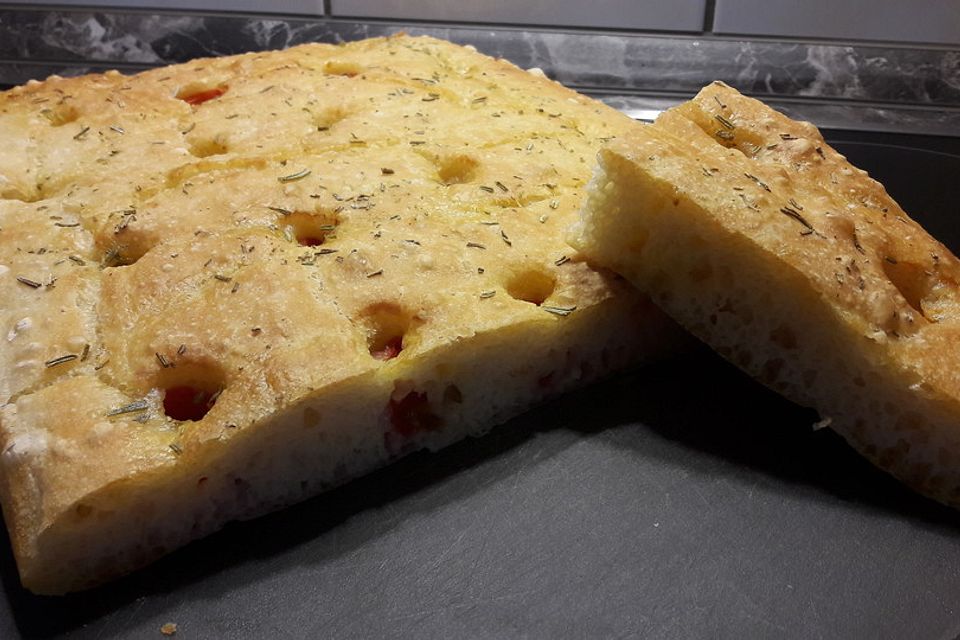 Focaccia mit Tomaten und Rosmarin