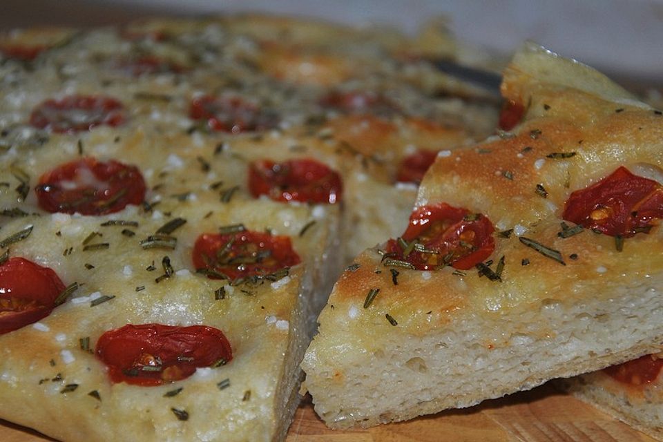 Focaccia mit Tomaten und Rosmarin