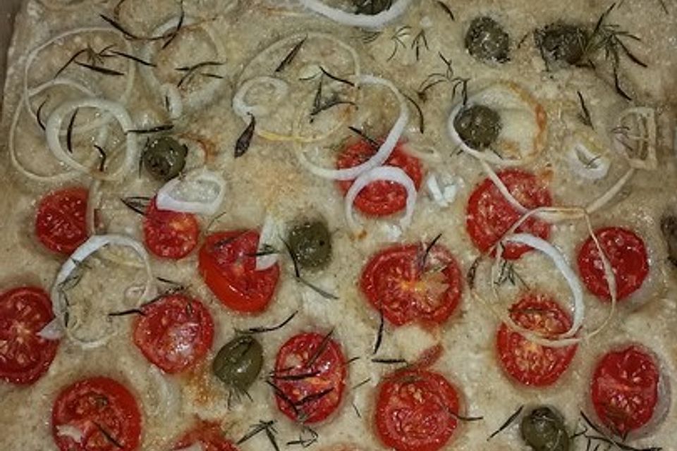 Focaccia mit Tomaten und Rosmarin