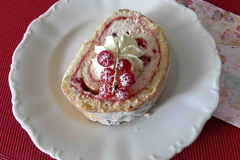 Biskuitrolle mit Johannisbeeren und Waldmeister-Sahne-Quarkcreme