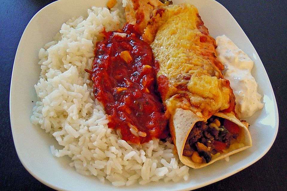 Würzige Burritos mit Reis und Sourcream