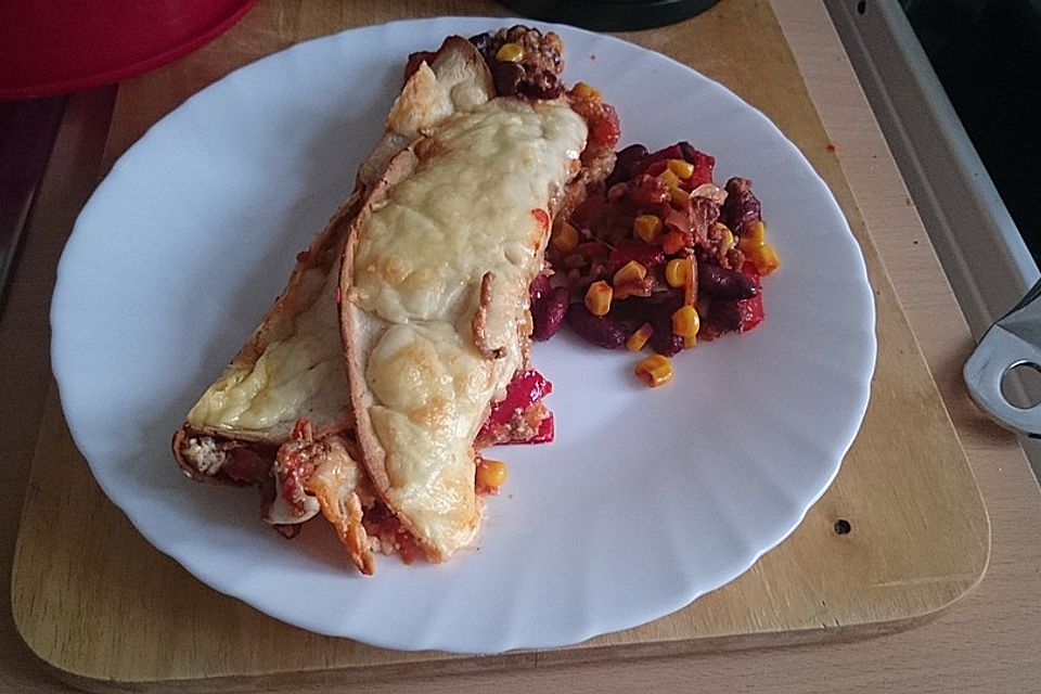 Würzige Burritos mit Reis und Sourcream