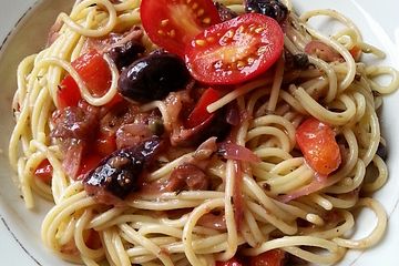 Pikante Spaghetti in einer Feigen-Sardellen-Oliven Sauce
