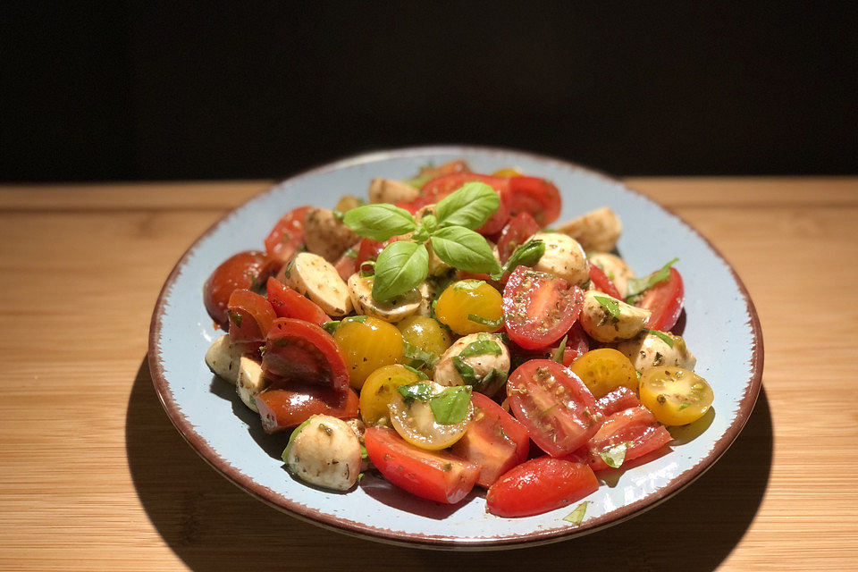 Tomaten mit Mozzarella und feiner Soße