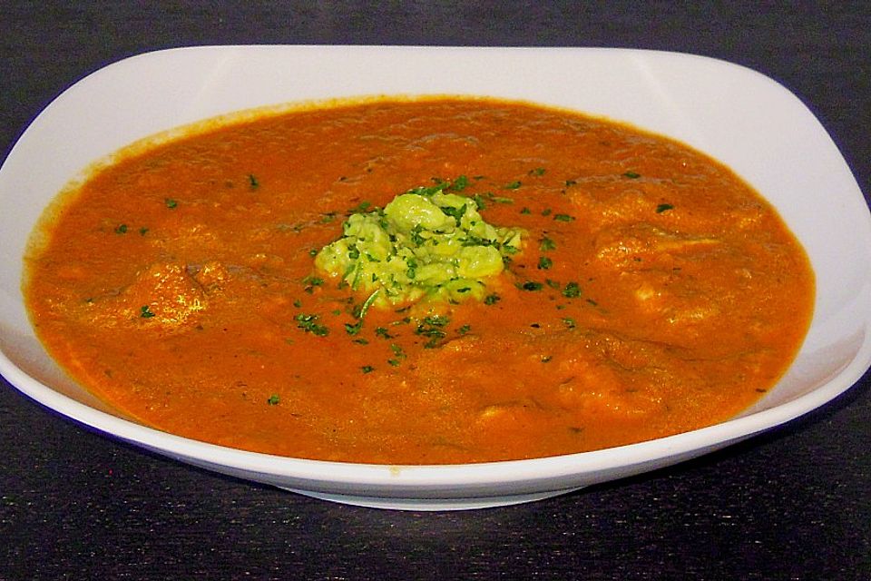 Tomatensuppe mit Hähnchen, Schafskäse und Avocado