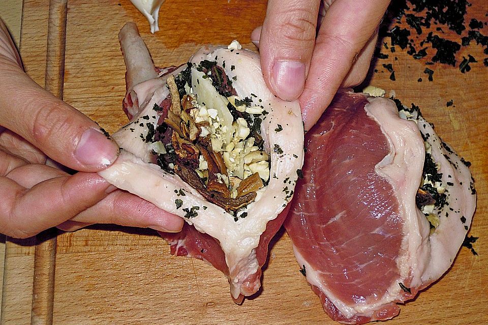 Gefülltes Pata Negra Kotelett, Bohnen im Speckmantel und Fenchel-Stampfkartoffeln mit Steinpilzen