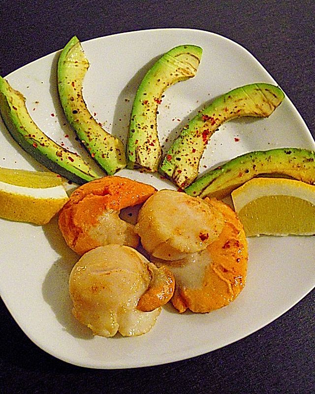 Gebratene Jakobsmuscheln mit Avocado und Zitrone