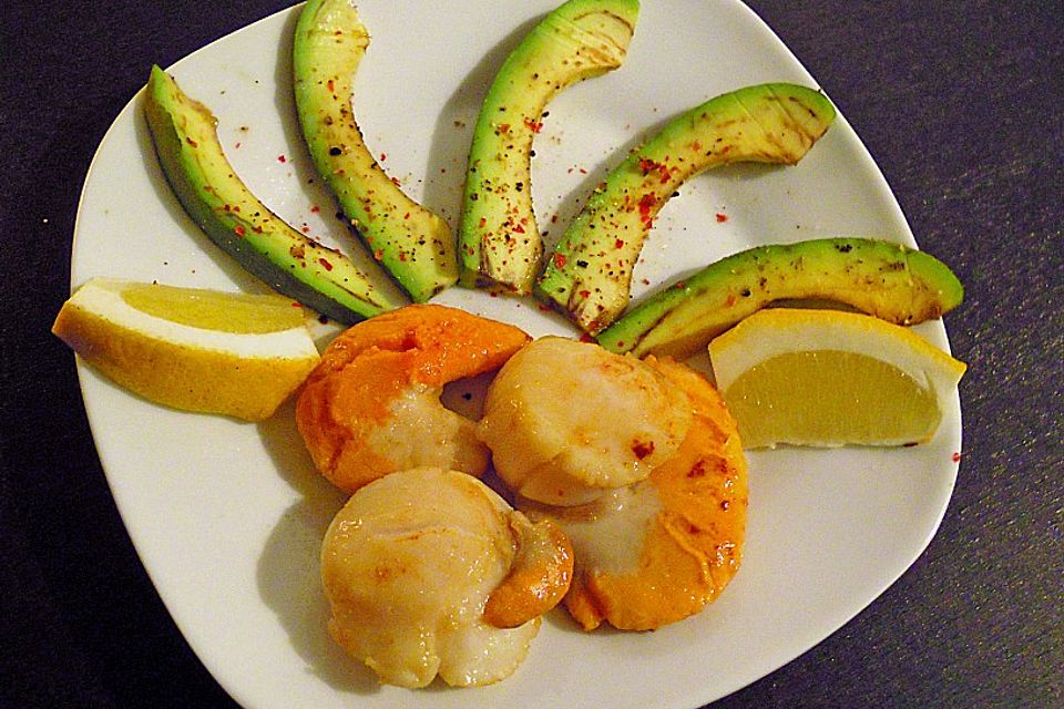 Gebratene Jakobsmuscheln mit Avocado und Zitrone