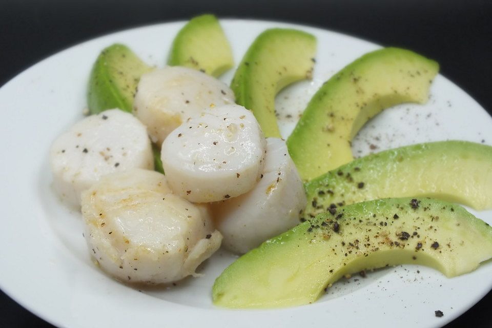 Gebratene Jakobsmuscheln mit Avocado und Zitrone