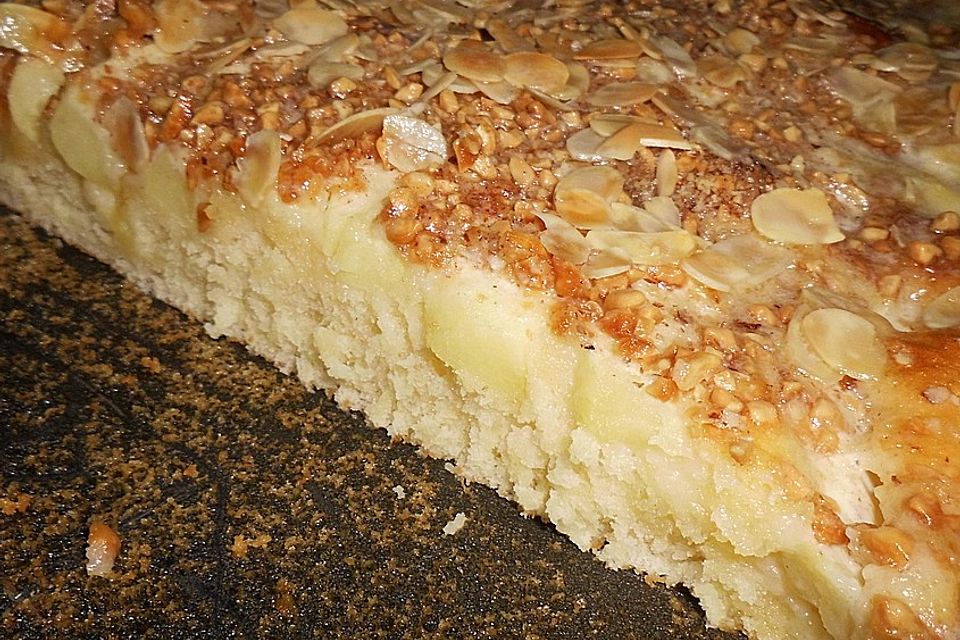 Buttermilchkuchen mit Haselnüssen und Obst