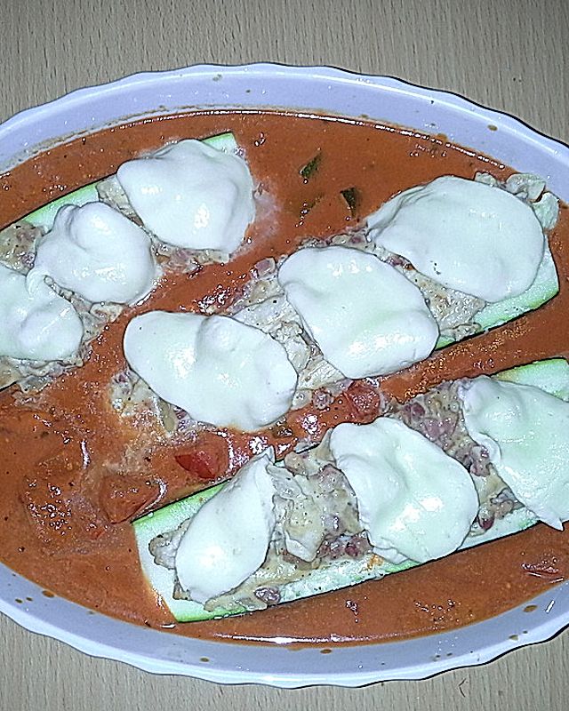 Zucchini mit Hähnchen-Schinkenfüllung in Tomatensoße