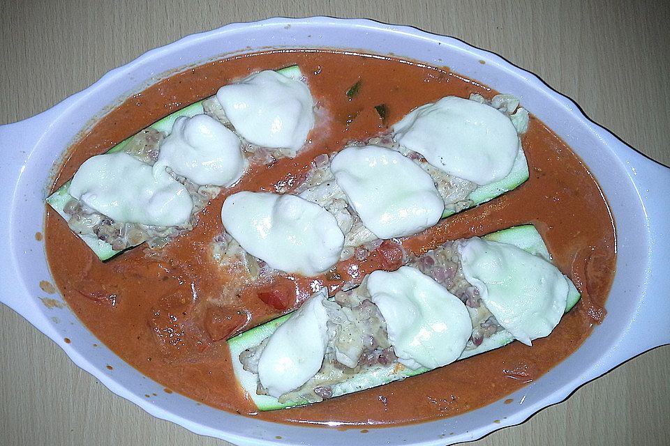 Zucchini mit Hähnchen-Schinkenfüllung in Tomatensoße