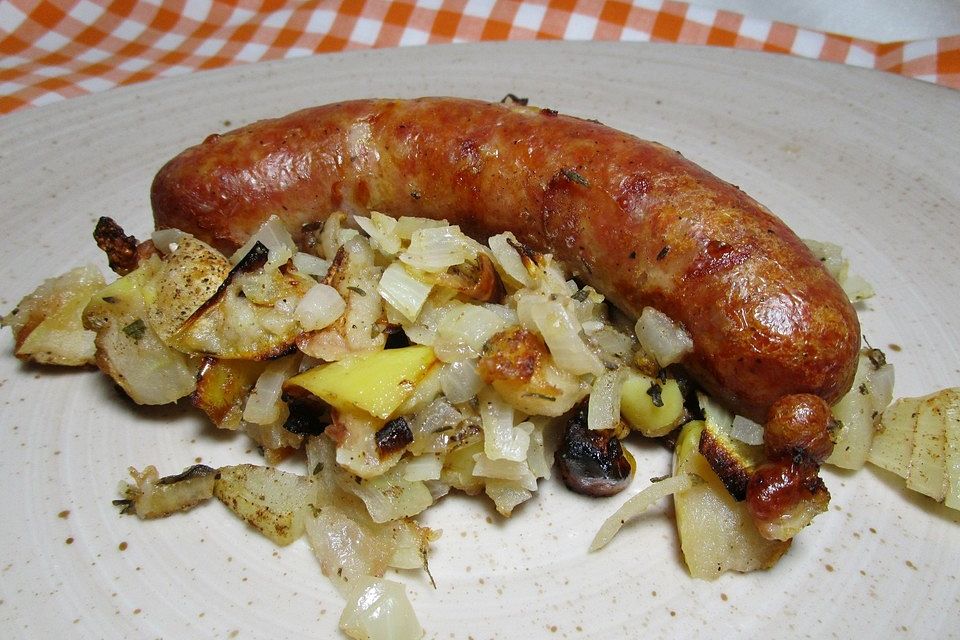 Bratwurst auf Apfel-Zwiebel-Mix aus dem Ofen