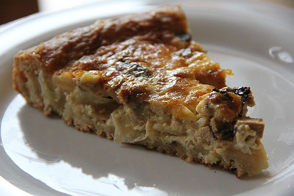 Vegetarischer Zwiebelkuchen mit geräuchertem Tofu