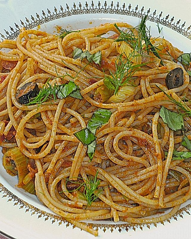 Spaghetti mit rotem Pesto, Fenchel und schwarzen Oliven
