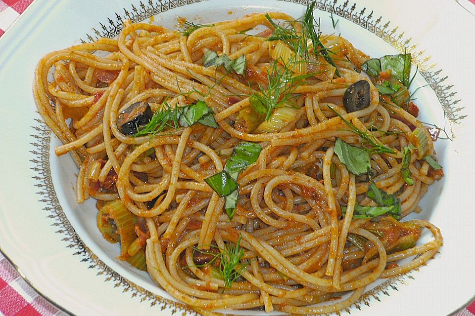 Spaghetti mit rotem Pesto, Fenchel und schwarzen Oliven