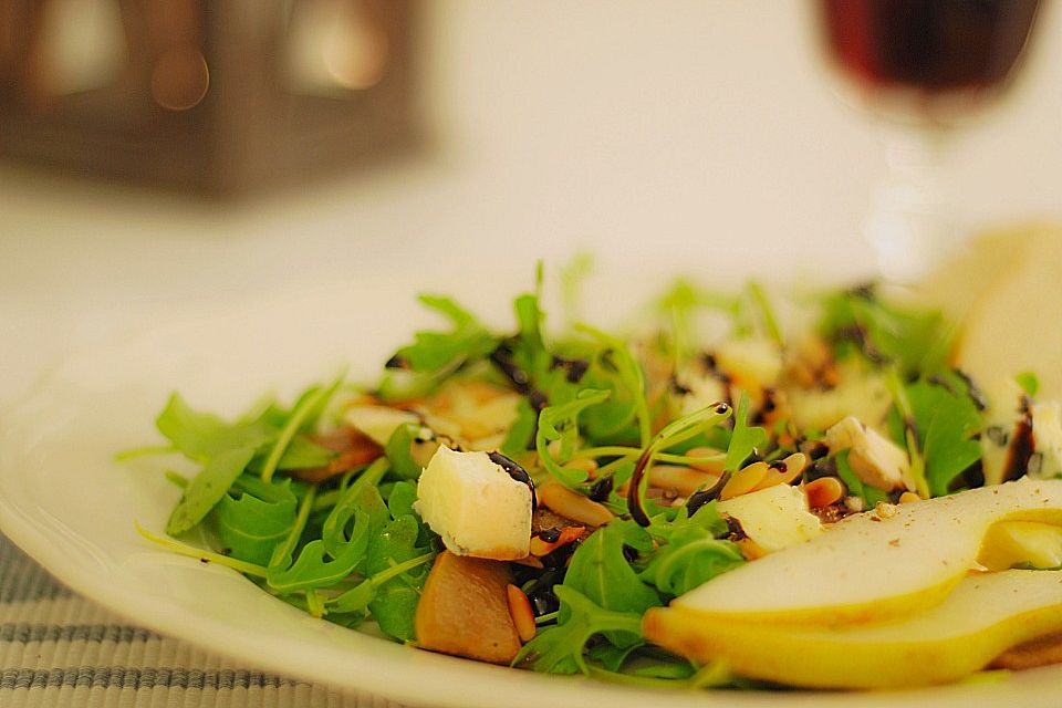 Rucolasalat mit karamellisierten Birnen, Blauschimmelkäse und Pinienkernen