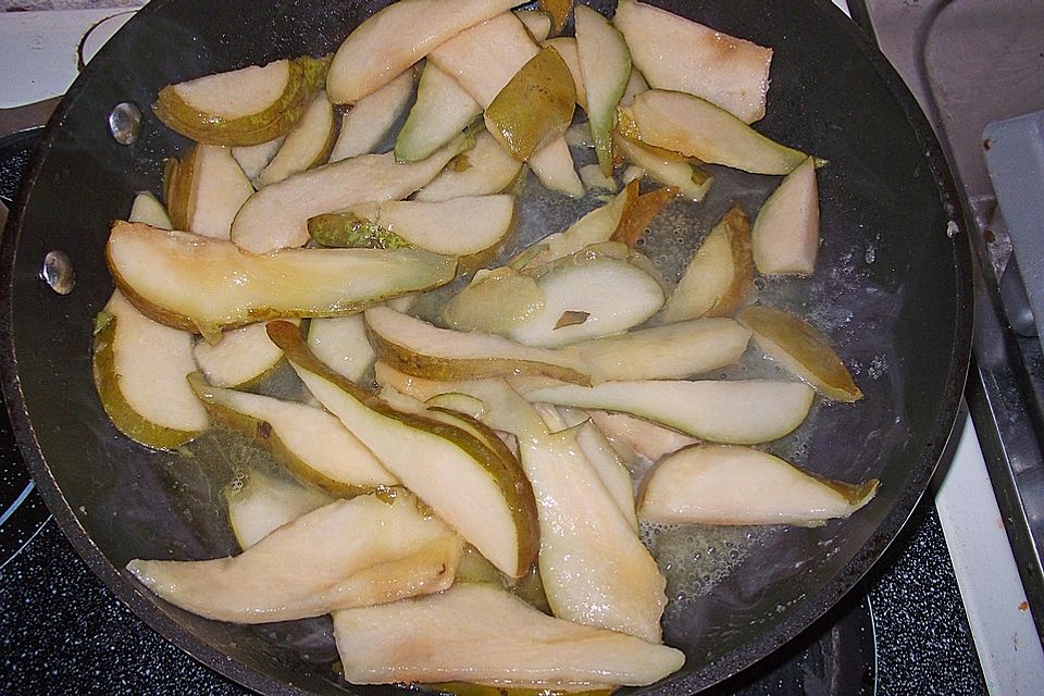 Rucolasalat mit karamellisierten Birnen, Blauschimmelkäse und Pinienkernen