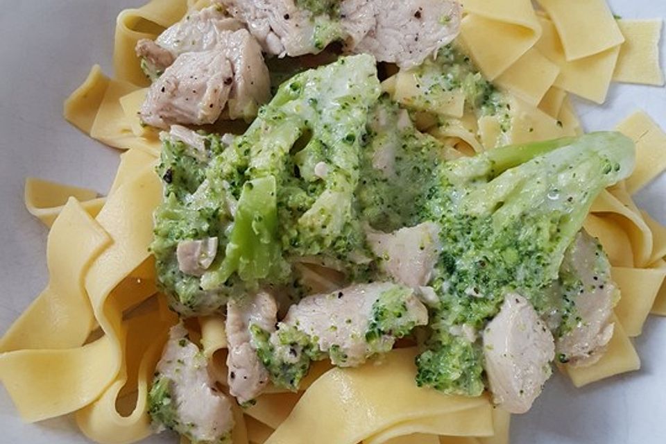 Tagliatelle mit Brokkoli und Huhn