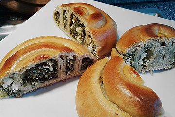 Griechische gefüllte Pita mit Spinat und Schafskäse