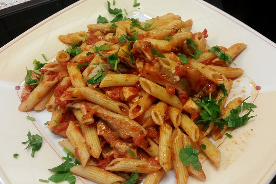 Hähnchen und Austernpilze in Tomatensauce mit Nudeln