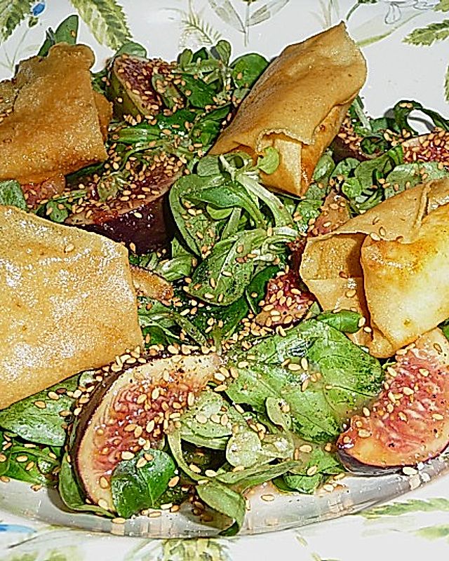 Feta-Taschen mit Honig-Feigen und Sesam auf Feldsalat