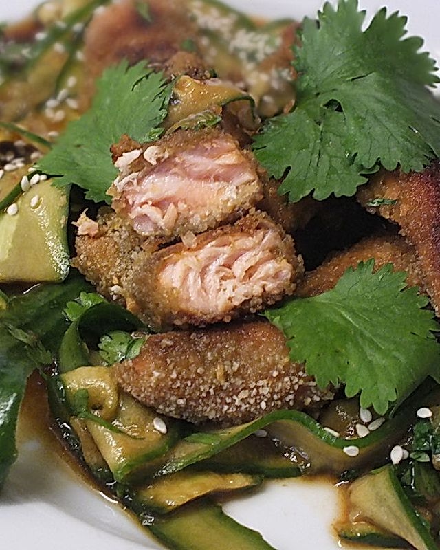 Lachs mit Wasabi-Panade auf Gurkensalat