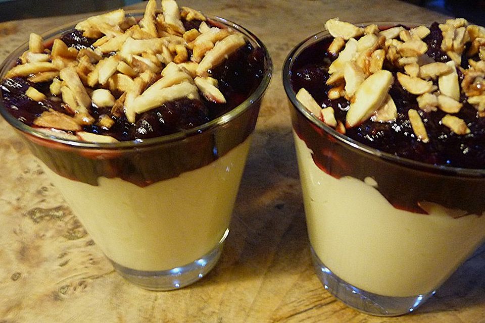 Weiße Schoko-Mousse mit Cranberry-Kompott