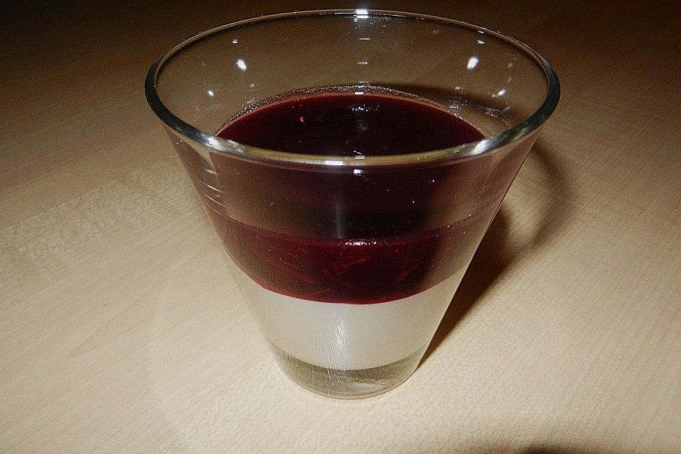 Weiße Schoko-Mousse mit Cranberry-Kompott