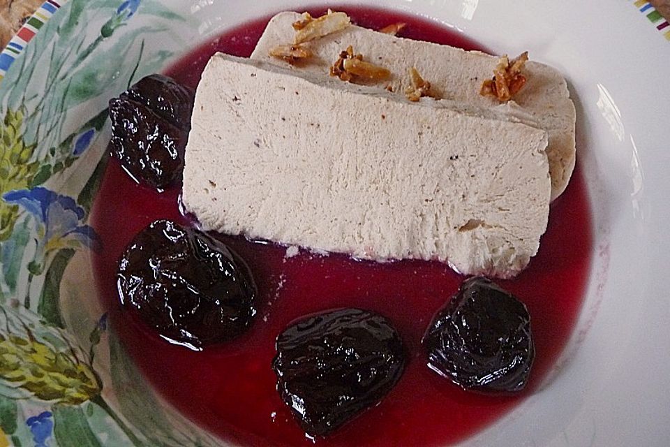 Zimt-Parfait mit Pflaumen-Orangen Sauce