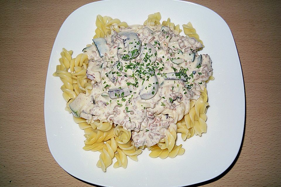 Nudeln mit Hackfleisch, Champignons und Zucchini in Käse-Sahne Sauce