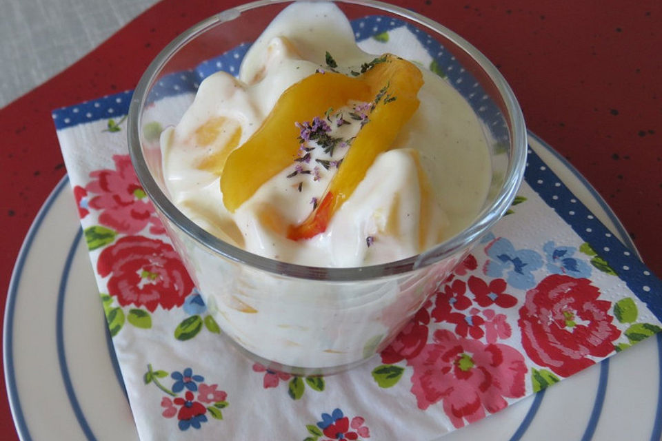 Sommerlicher Nachtisch mit Joghurt und Quark