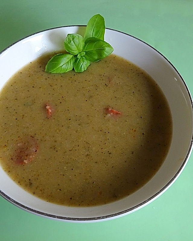 Sellerie-Brokkoli-Cremesuppe mit gebratenen Mettenden