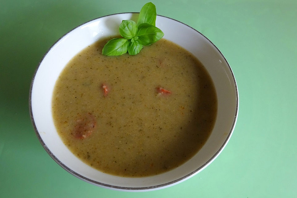 Sellerie-Brokkoli-Cremesuppe mit gebratenen Mettenden