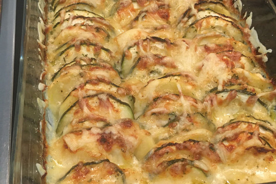 Kartoffel-Zucchini-Gratin mit Rucola und Pinienkernen