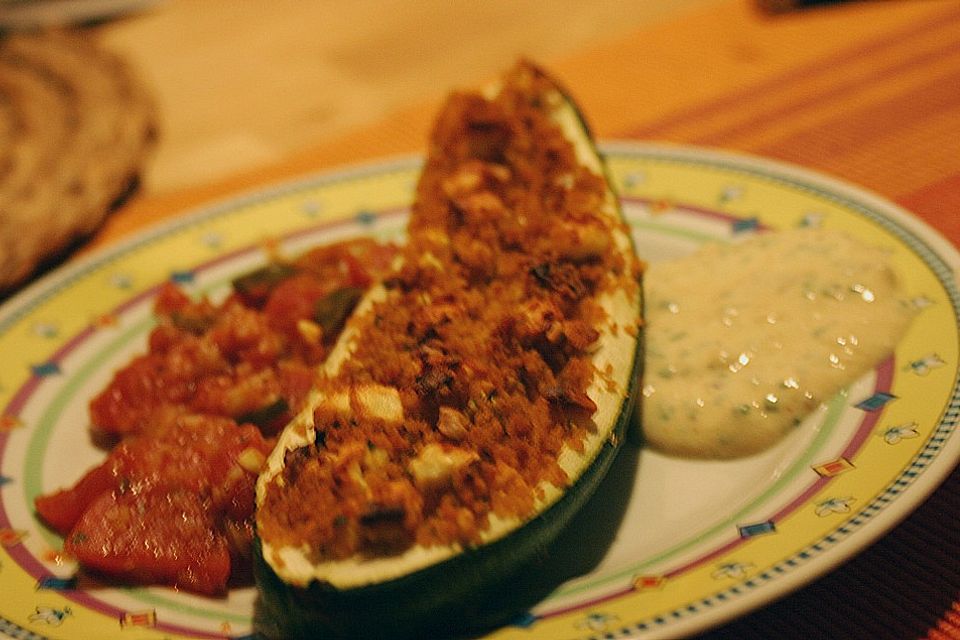 Zucchini mit Couscous-Feta-Füllung auf Tomatenbett "SuperNova" Zucchini mit Couscous-Feta-Füllung auf Tomatenbett "SuperNova"