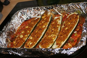 Zucchini mit Couscous-Feta-Füllung auf Tomatenbett  "SuperNova"