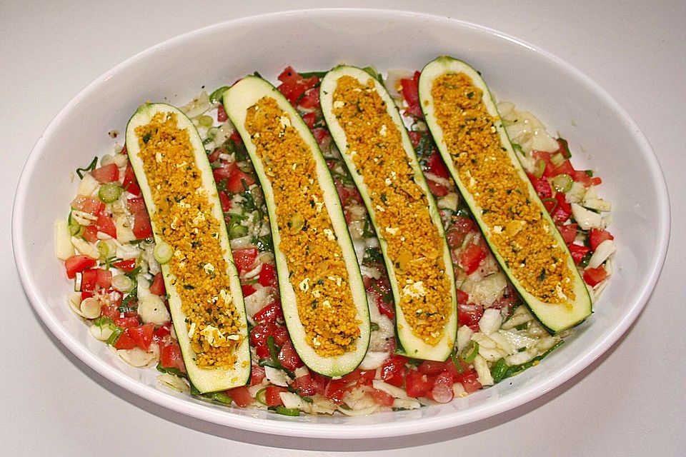 Zucchini mit Couscous-Feta-Füllung auf Tomatenbett "SuperNova" Zucchini mit Couscous-Feta-Füllung auf Tomatenbett "SuperNova"