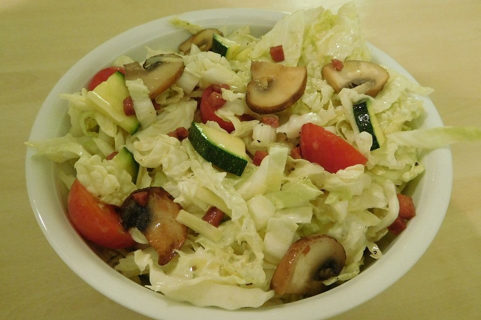 Chinakohlsalat mit gebratenen Champignons und Speckwürfeln