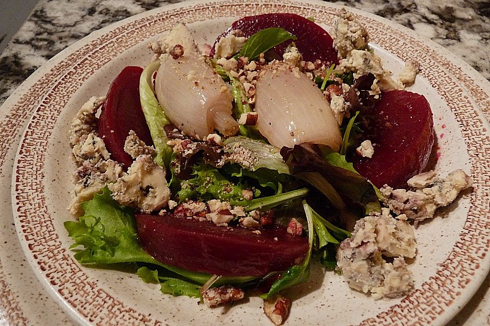 Blattsalat mit gebackener Roter Bete und Stilton