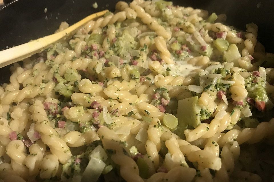 Brokkoli mit Nudel - Käse - Soße