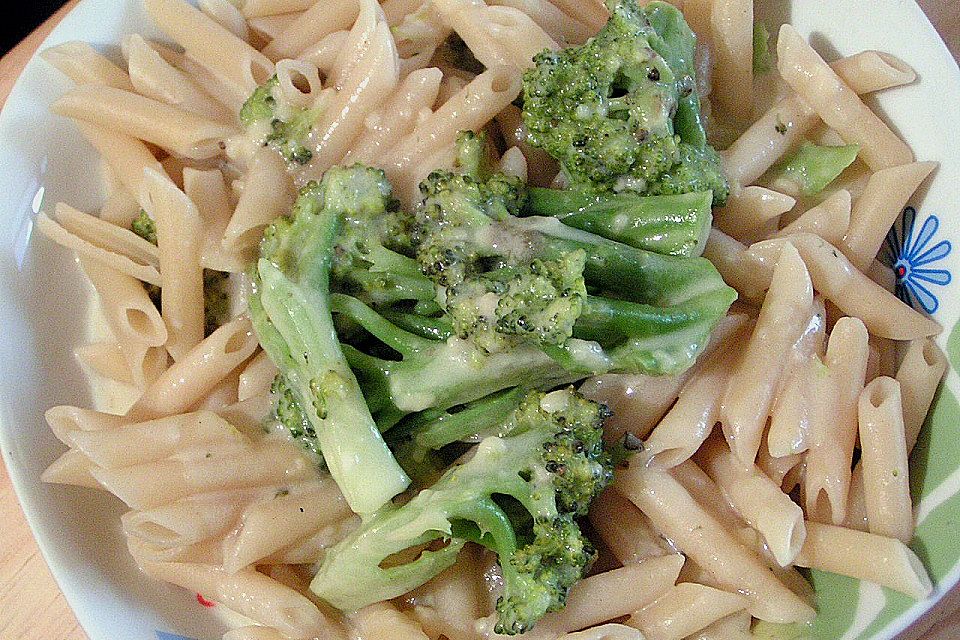 Brokkoli mit Nudel - Käse - Soße