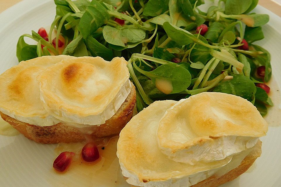 Feldsalat mit überbackenem Ziegenkäse und Granatapfeldressing