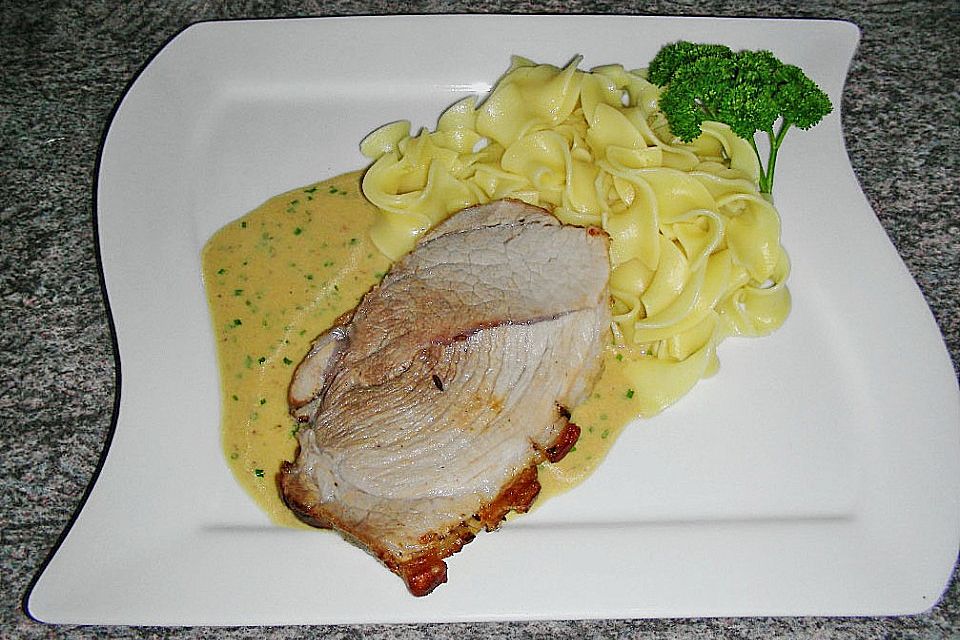 Knuspriger Schweinsbraten mit Kruste an einer süßlichen Bier-Senf Sauce