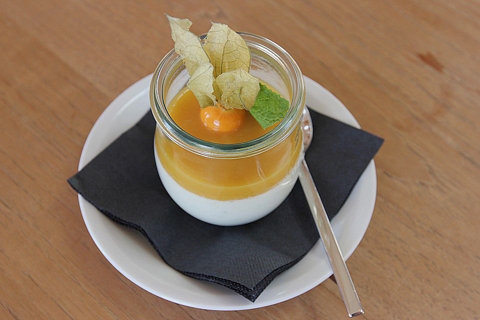 Zitronengras-Panna cotta mit Mangosauce