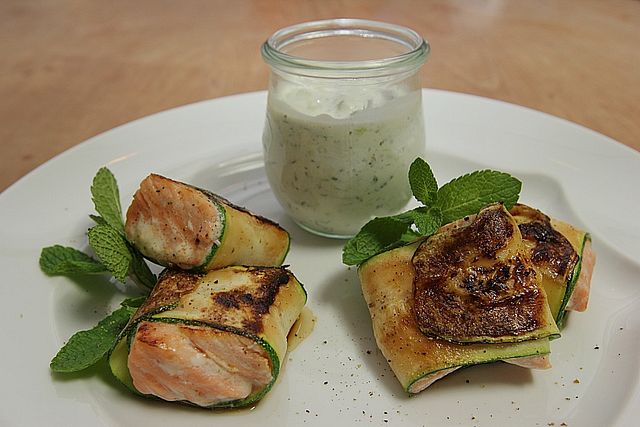 Lachs im Zucchini Mantel mit Minz-Tzatziki