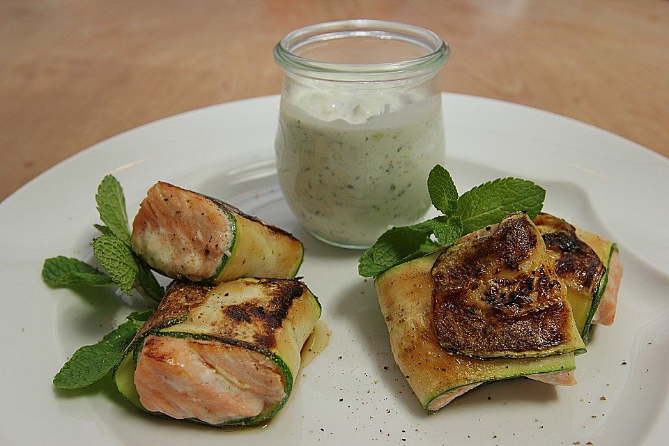 Lachs im Zucchinimantel an Minz-Tzatziki