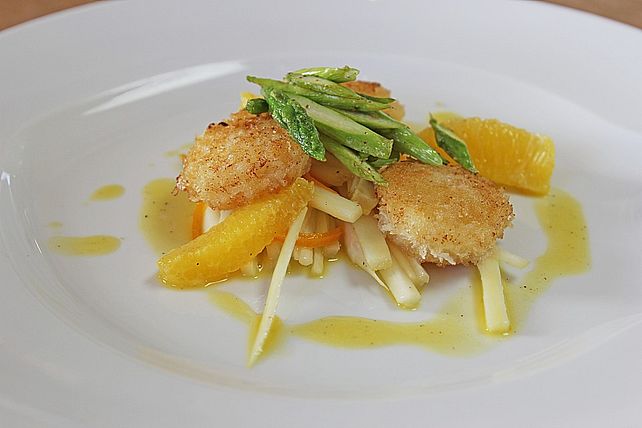 Panierte Jakobsmuschel auf Spargelsalat im Orangensud von chefkoch ...