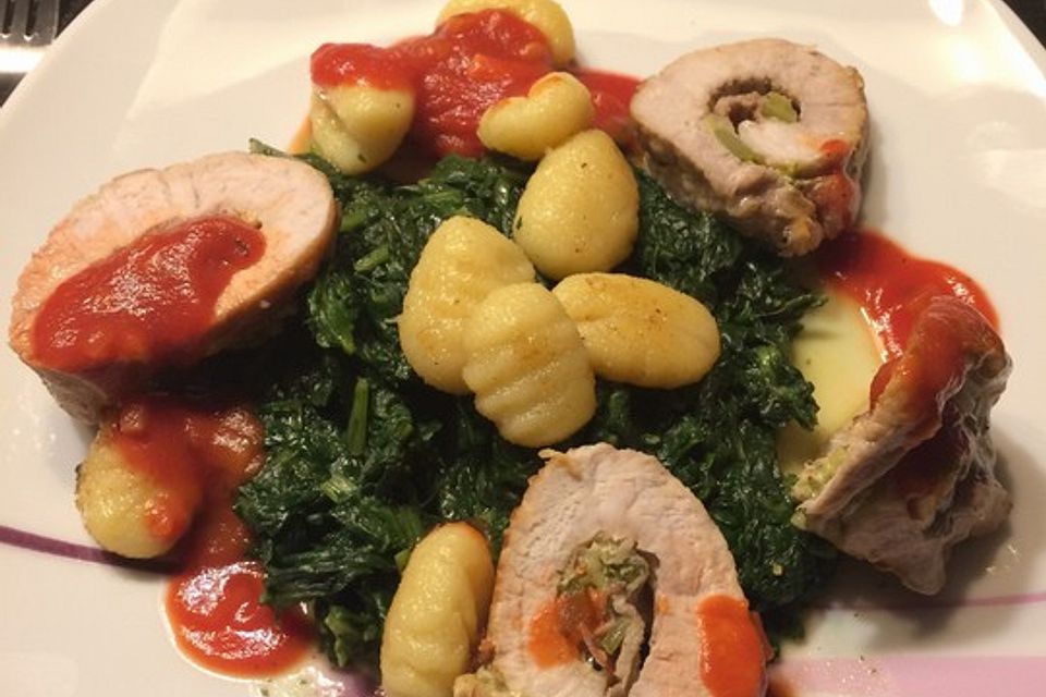 Involtini von der Pute auf Blattspinat mit Polentaschnitte und Tomatensauce