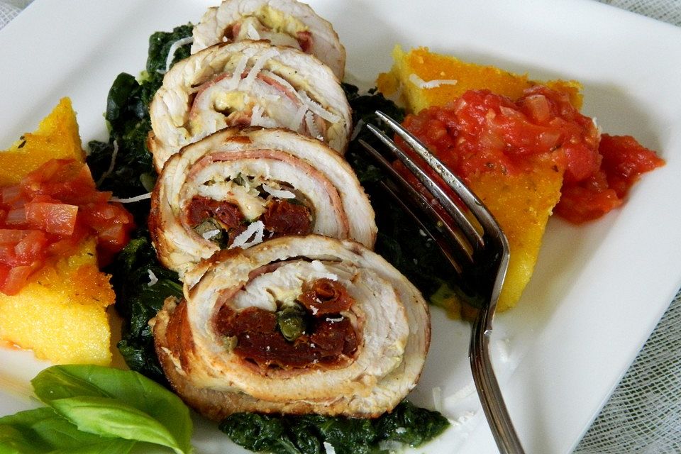 Involtini von der Pute auf Blattspinat mit Polentaschnitte und Tomatensauce